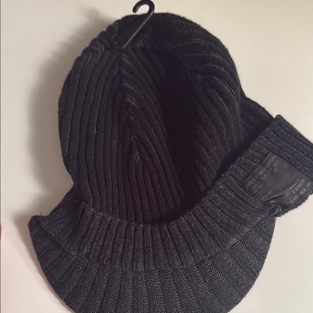 Chic Black Ribbed Knit Beanie